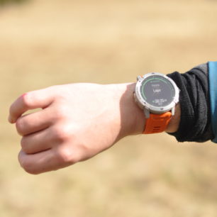 Když se zastavíte, VERTIX 2 vám ukazuje strávenou dobu neaktivitou, což vás může vyhecovat ke kratší pauze na odpočinkovém místě