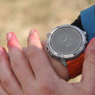 Coros ovládáte tzv. korunkou. Jednoduché a intuitivní