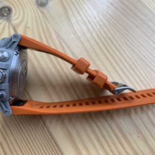 valitní silikonový řemínek se šířkou 26 mm a uchycením Quick-Fit