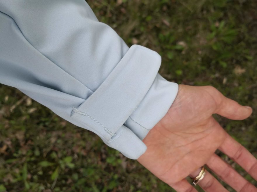 Možnost utažení kolem zápěstí páskem v barvě bundy jako nenápadné a elegantní řešení - NORTHFINDER TESS