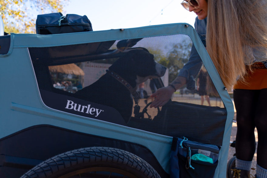 Samozřejmostí by u cyklovozíku pro psy mělo být dostatečné větrání ,např. síťovanými okny. Vozík Burley Bark Ranger.