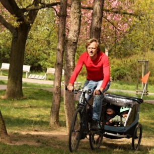 Cyklotoulky s dětmi a vozíkem Thule Courier