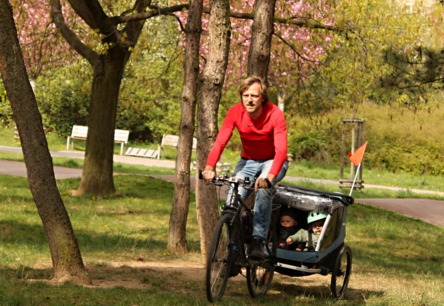 Cyklotoulky s dětmi a vozíkem Thule Courier