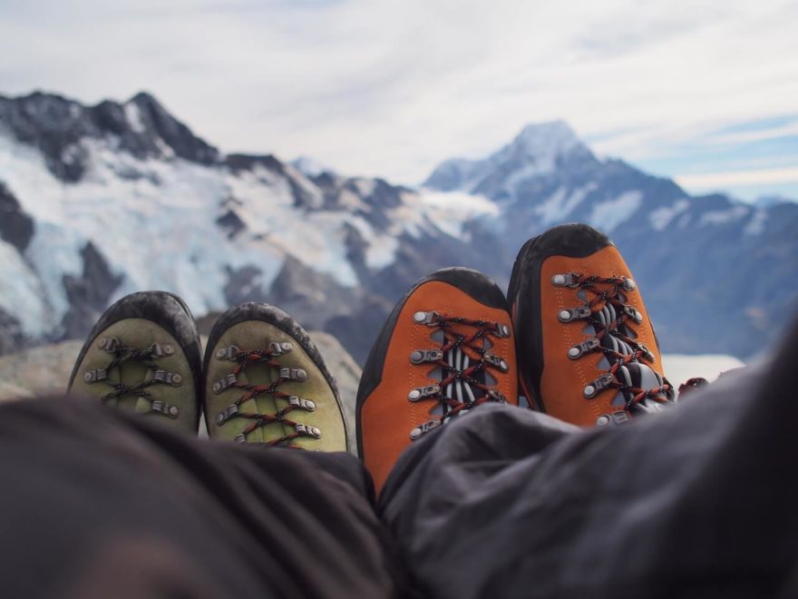 Je v horách lepší klasická pohora nebo pohodlné tenisky?