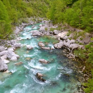 Řece Soča se často přezdívá Smaragdová kráska. Julské Alpy, Triglavský národní park, Slovinsko