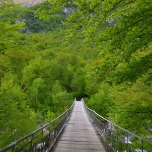 Most přes řeku Soča nedaleko Bovce. Julské Alpy, Slovinsko.