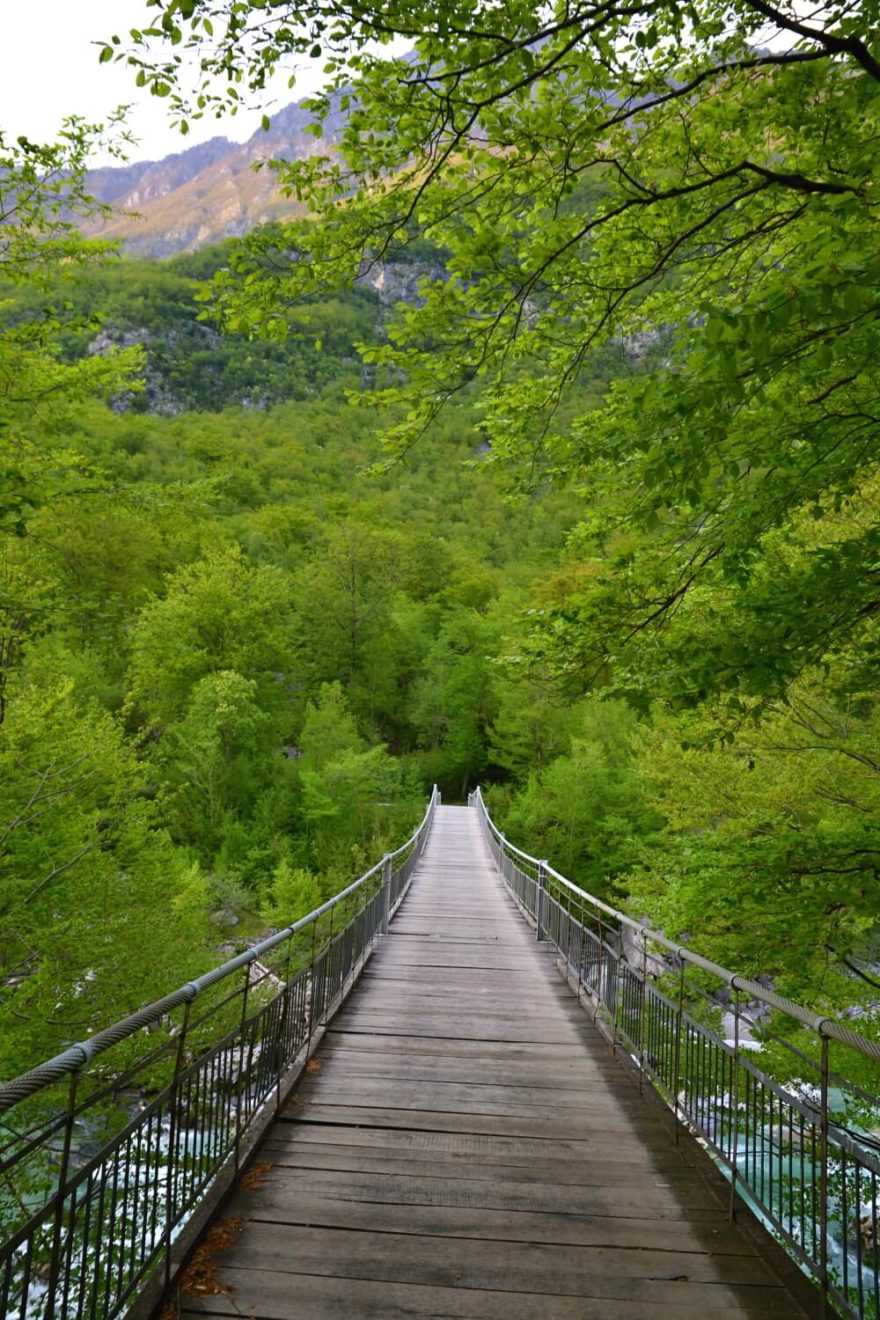 Most přes řeku Soča nedaleko Bovce. Julské Alpy, Slovinsko.