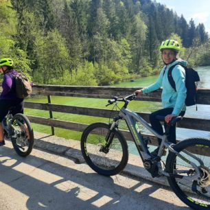 Na kole po trase Juliana Bike podél řeky Sáva Bohinjka mezi Bledem a Radovljica. Slovinsko