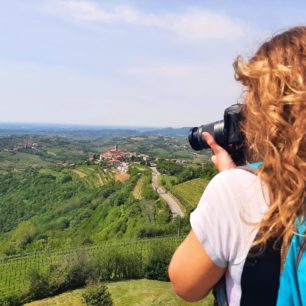 Výhled na historické městečko Šmartno z rozhledny Gonjače, vinařská oblast Goriška Brda, Slovinsko.