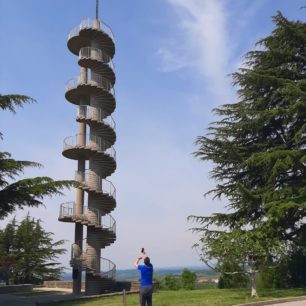 Rozhledna a památník války na vrcholku Gonjače, vinařská oblast Goriška Brda, Slovinsko.