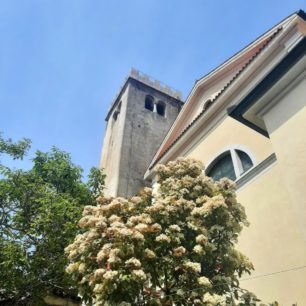 Historické městečko Šmartno, vinařská oblast Goriška Brda, Slovinsko.