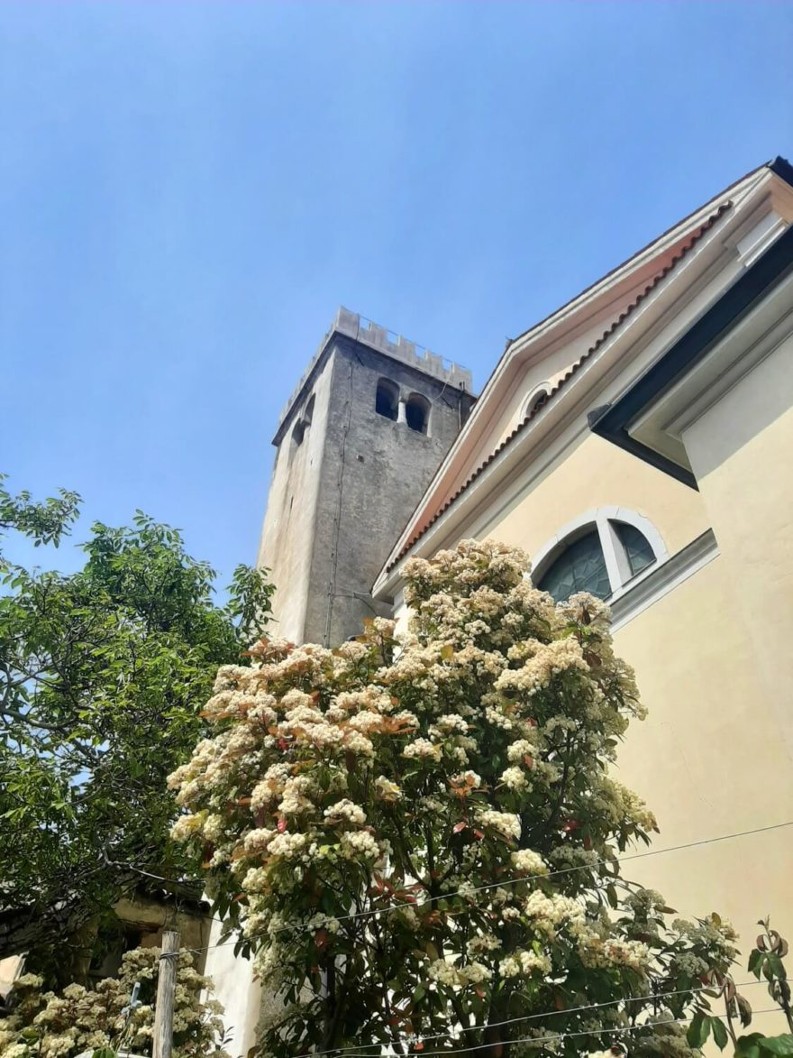 Historické městečko Šmartno, vinařská oblast Goriška Brda, Slovinsko.