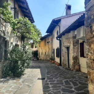 Historické městečko Šmartno, vinařská oblast Goriška Brda, Slovinsko.