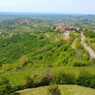 Výhled na historické městečko Šmartno z rozhledny Gonjače, vinařská oblast Goriška Brda, Slovinsko.