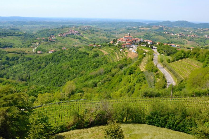 Výhled na historické městečko Šmartno z rozhledny Gonjače, vinařská oblast Goriška Brda, Slovinsko.