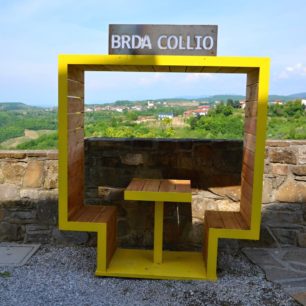 Na slovinskou vinařskou oblast Goriška Brda na italské straně navazuje vinařský region Collio.