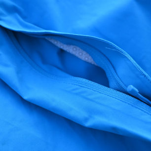 Bunda McKinley Pelmy z materiálu AquaMax® je opatřena dvěma kapsami na zip