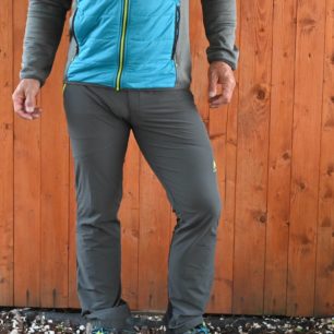 Kalhoty McKinley Brenton jsou elastické a dostupné v několika velikostech, ale i délkách