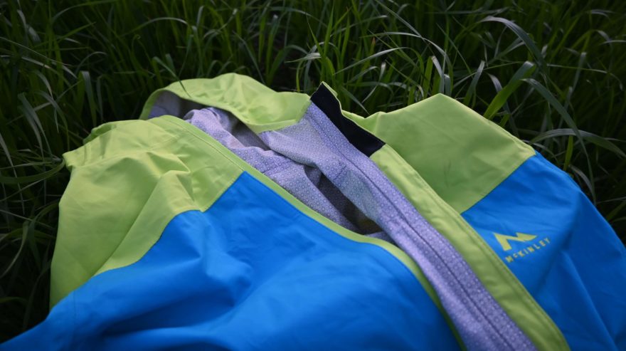 Oblast okolo zipu, která je v kontaktu s krkem či bradou je opatřena příjemným materiálem - McKinley Pelmy