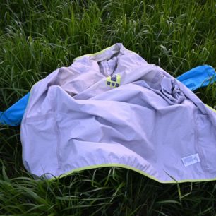 Skladná bunda McKinley Pelmy z materiálu AquaMax® a pohled na vnitřní stranu