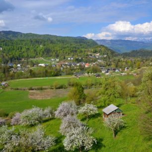 Výhledy na údolí se soutokem řek Sava Dolinjka a Sava Bohinjka a v dálce Julské Alpy s Triglavem z Radovljice.