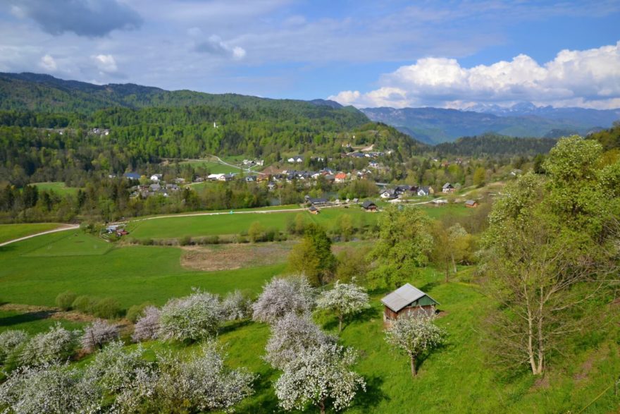 Výhledy na údolí se soutokem řek Sava Dolinjka a Sava Bohinjka a v dálce Julské Alpy s Triglavem z Radovljice.