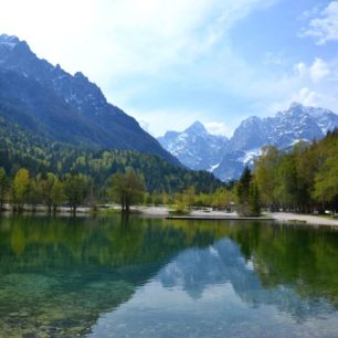Jezero Jasna je ikonou Kranjské Gory a Julských Alp. Slovinsko.
