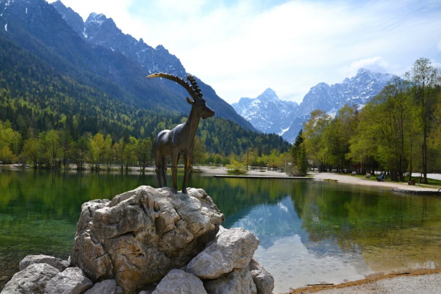 Jezero Jasna s legendami opředeným kamzíkem Zlatorog je ikonou Kranjské Gory a Julských Alp. Slovinsko.