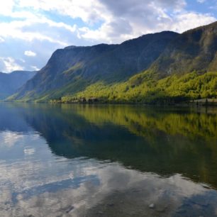 Bohinjské jezero v sevření štítů Julských Alp připomíná norský fjord. Slovinsko.