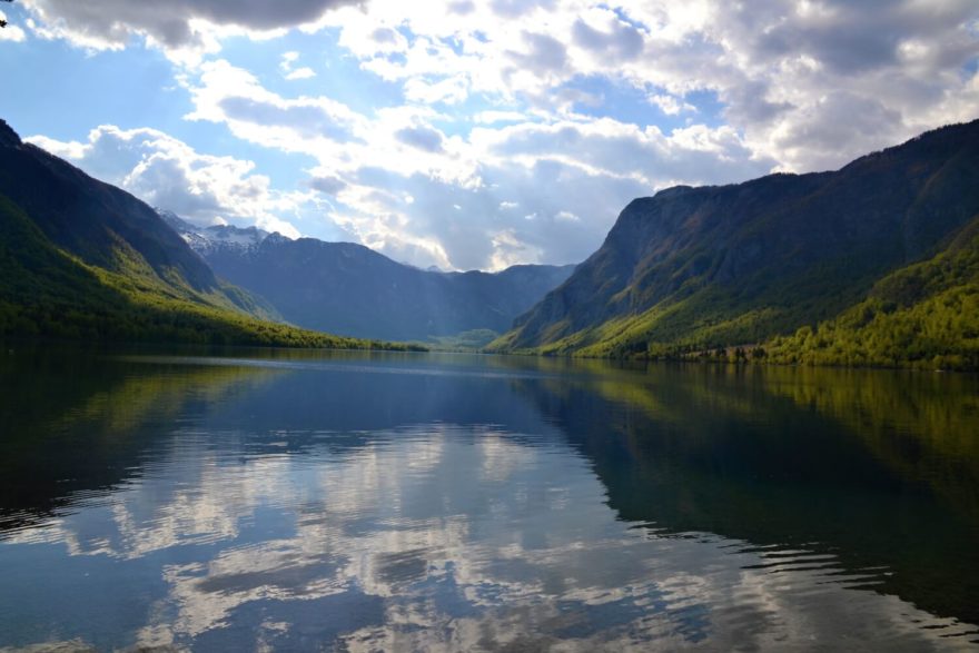 Bohinjské jezero v sevření štítů Julských Alp připomíná norský fjord. Slovinsko.