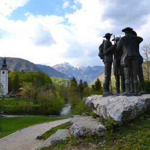 Památník prvovýstupu na Triglav ve vesničce Stara Fužina u Bohinjského jezera. Julské Alpy, Slovinsko.