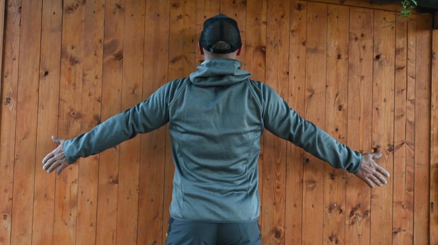 Zadní pohled na mikinu McKinley Chunga