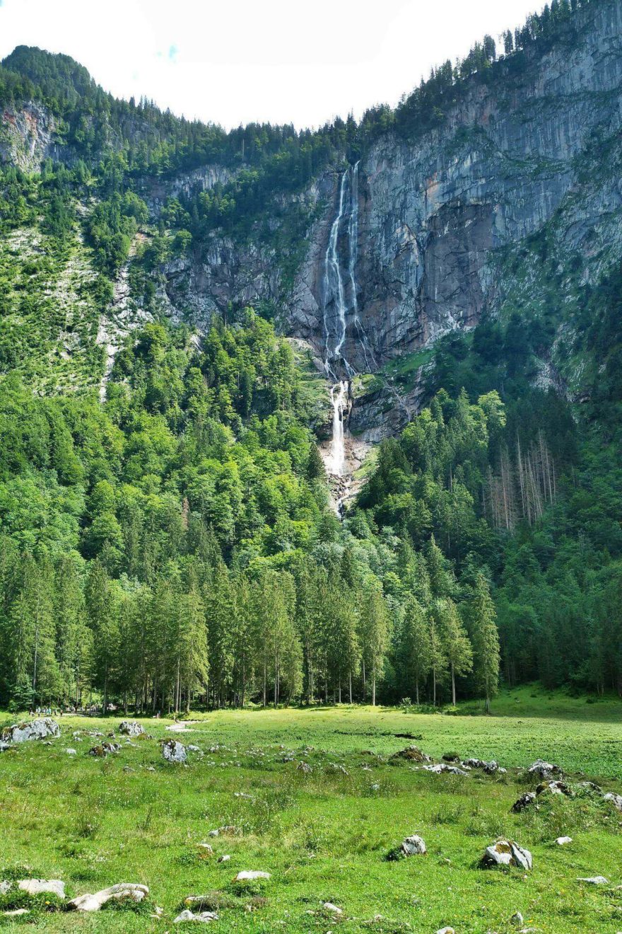 Nejvyšší německý vodopád Röthbachfall padá z výšky 470 m ve svazích nad jezerem Königssee, Berchtesgaden.