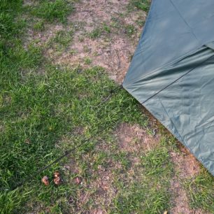 Detail ventilace s vyztuženým okrajem, ale bez podpory - nutno při vypínání stanu vyladit tak, aby zůstala otevřená - YATE LIGHT ONE