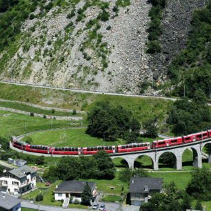 Vyhlášené panoramatické trasy Rhétské dráhy vedou v kantonu Graubünden. Foto Rhätische Bahn / Christoph Benz