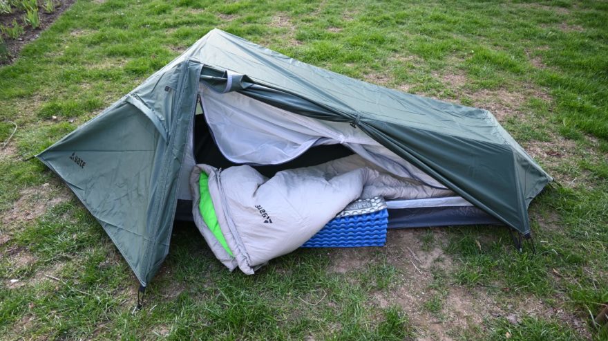 Příprava na nocleh. Tento spacák má výhodně zip na stejné straně jako je vchod do stanu YATE LIGHT ONE