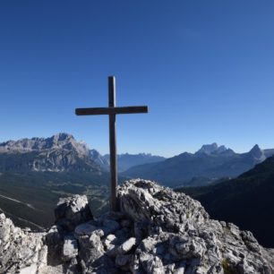 Vrcholový kříž s výhledem na Dolomity