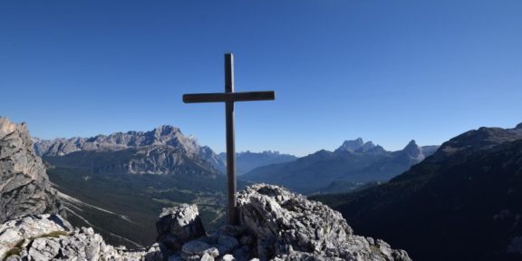 Pěšky a po skalách přes vrcholky Dolomit