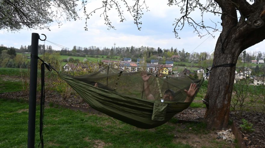 Ležení se zapnutou moskytiérou dlouhým zipem po celé délce hamaky HIGHLANDER NOMAD HAMMOCK