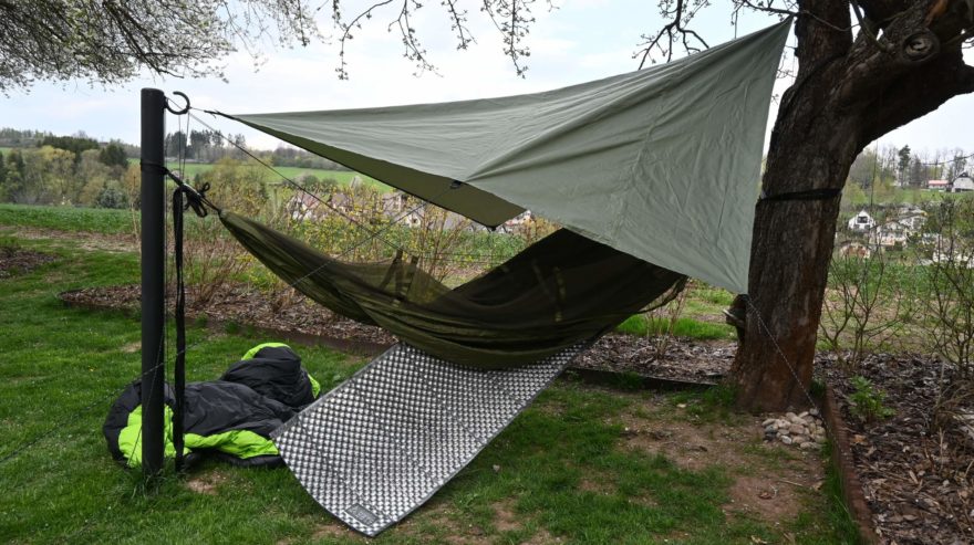 Vkládání karimatky do extra kapsy pro její fixaci na místě po celou dobu spaní - HIGHLANDER NOMAD HAMMOCK