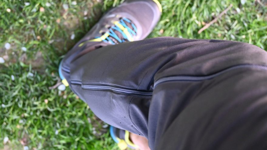 Zip a větrání v podkolení - Pánské turistické kalhoty QUECHUA MH 950