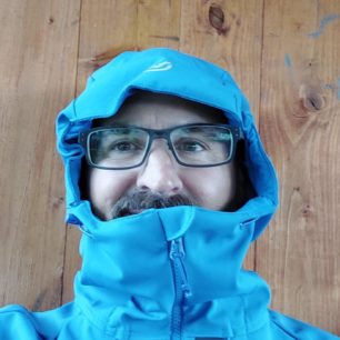 Celkový pohled na to, jak sedí kapuce bundy NORTHFINDER 3L JIMMY