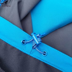 Detail jednoručního stahování spodního lemu bundy NORTHFINDER 3L JIMMY