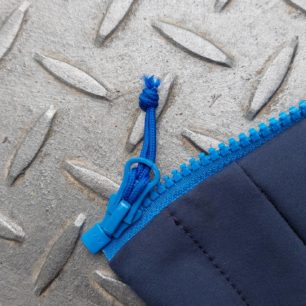 Detail táhla hlavního zipu bundy NORTHFINDER 3L JIMMY