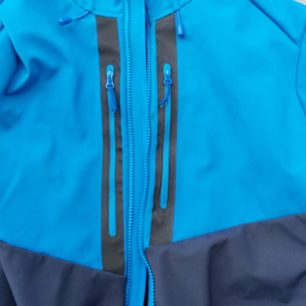 Dvě různě velké kapsy na hrudníku pánské softshellové bundy NORTHFINDER 3L JIMMY