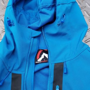 Hlavní zip je zakončen zipovou garáží a chrání tak bradu a krk - NORTHFINDER 3L JIMMY