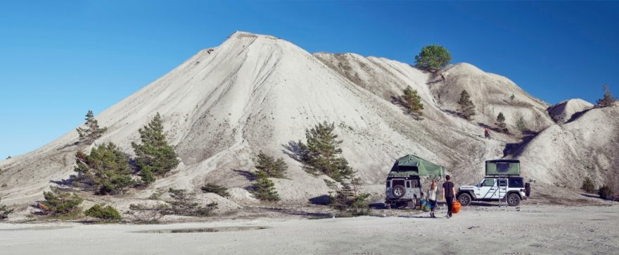Střešní stan Thule Basin se vysune za necelou minutu a díky vnější pevné skořepině se hodí i do drsných povětrnostních podmínek.