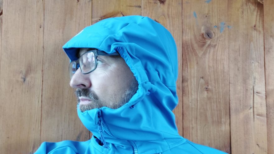 Boční pohled na kapuci bundy NORTHFINDER 3L JIMMY