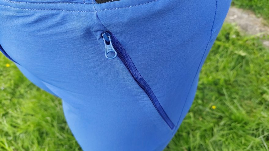 Detail kapsy a táhla zipu YKK dámských kalhot NORTHFINDER JIMENA