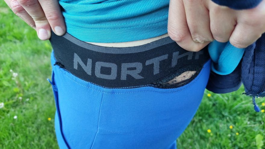 Poškození elastického pasu kalhot NORTHFINDER JIMENA během testování